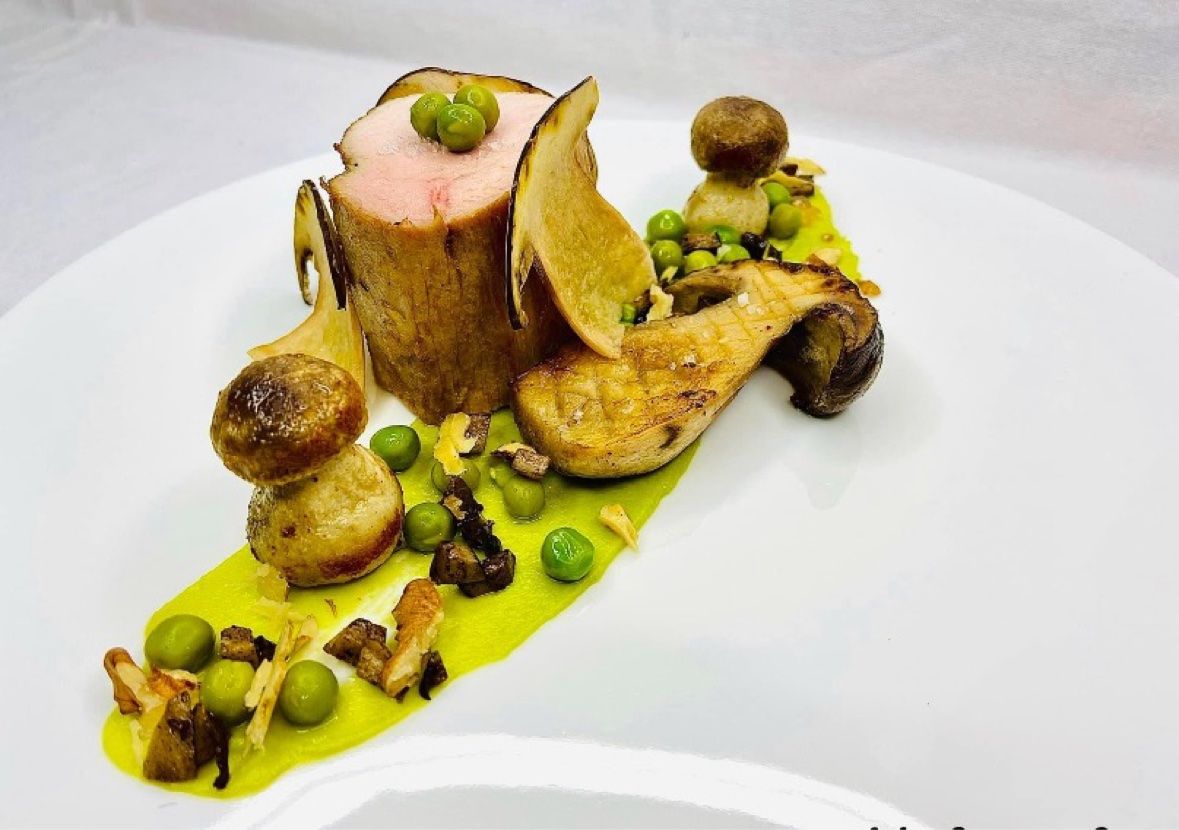 Pork tenderloin with mushrooms and peas